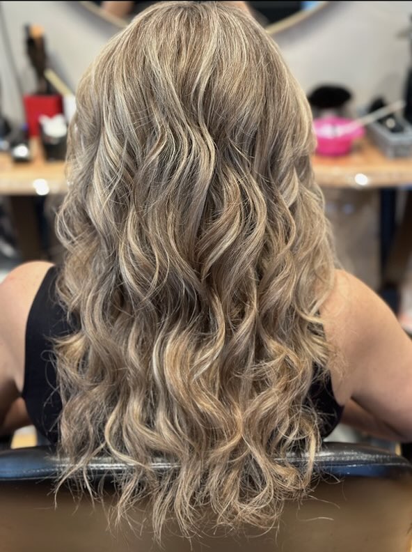 Wavy blonde highlights